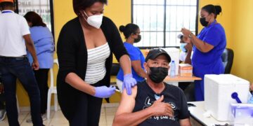 Salud Pública inicia vacunación contra covid-19 a empleados de la Alcaldía SDN