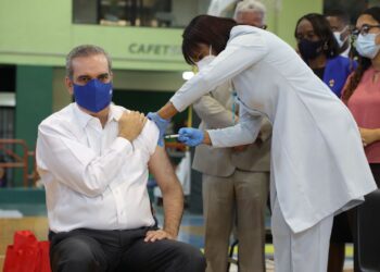 Abinader recibe primera dosis de la vacuna contra el COVID-19