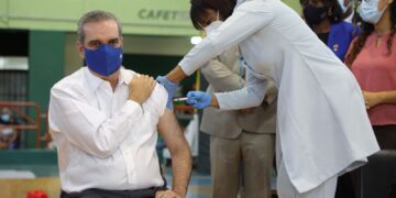 Abinader recibe primera dosis de la vacuna contra el COVID-19