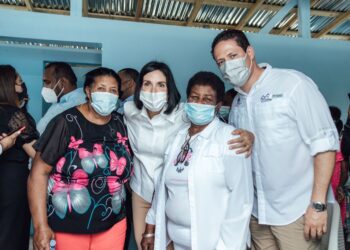 Primera dama y director del Invi entregan viviendas a familias damnificadas de incendio en Pimentel