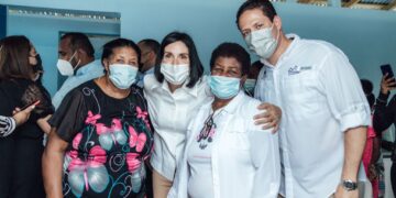 Primera dama y director del Invi entregan viviendas a familias damnificadas de incendio en Pimentel