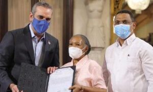 Presidente Abinader entrega 490 certificaciones de título inmobiliario