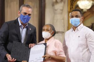 Presidente Abinader entrega 490 certificaciones de título inmobiliario