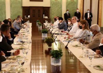 Abinader pide a ejecutivos de medios apoyar Jornada Vacunación