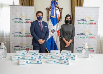 Primera dama recibe 250,000 mascarillas donadas por Fundación Rica