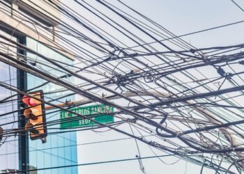 Edesur llama a empresas telefónicas y de cables reordenar cableado para eliminar contaminación visual