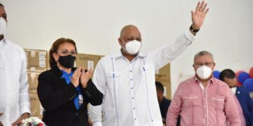 Ministro de Educación entrega 19,000 dispositivos a estudiantes de Espaillat