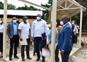 Ministro de educación pasa revista en Santiago a tareas para finalizar año escolar