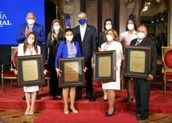 Presidente Abinader distingue a docentes en Día del Maestro y reafirma compromiso con educación digna