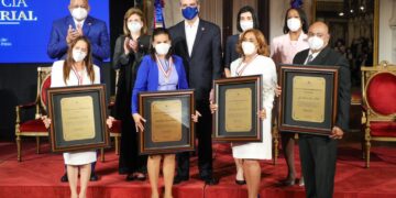 Presidente Abinader distingue a docentes en Día del Maestro y reafirma compromiso con educación digna