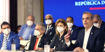 Colegio Médico y Sociedades Médicas apoyan disposición Gobierno de aplicar una tercera dosis contra COVID-19