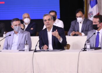Gobierno congelará por un mes precios combustibles