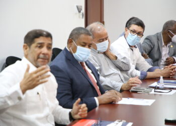 Ministro Agricultura trata contrato préstamo con miembros Comisión Hacienda CD