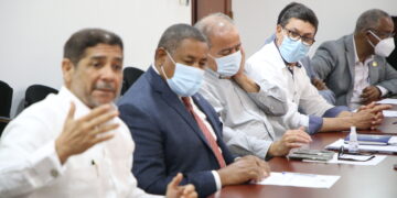 Ministro Agricultura trata contrato préstamo con miembros Comisión Hacienda CD