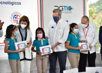 Presidente Abinader encabeza entrega de dispositivos tecnológicos en San José de Ocoa
