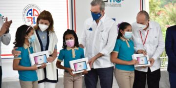 Presidente Abinader encabeza entrega de dispositivos tecnológicos en San José de Ocoa