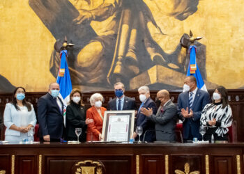 Senado reconoce a Milagros Ortiz Bosch por su destacada labor en la administración pública