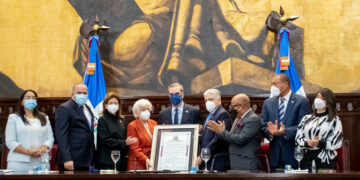 Senado reconoce a Milagros Ortiz Bosch por su destacada labor en la administración pública