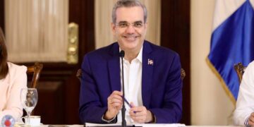 Presidente Abinader asegura soluciones a demandas de juntas de vecinos de La Romana