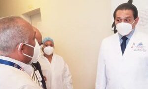 Ministro de Salud sostuvo encuentro con autoridades  de  Santiago; supervisa vacunación