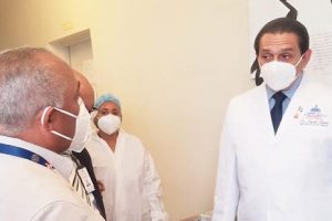 Ministro de Salud sostuvo encuentro con autoridades  de  Santiago; supervisa vacunación