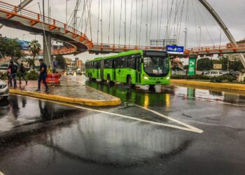 Disponen autobuses de la OMSA para el traslado de personas en zonas vulnerables
