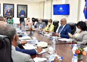 Ministro de Educación se reúne con la comisión  de Educación del Senado