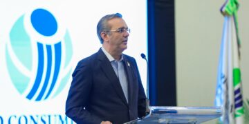 Presidente ofrece apoyo a ProConsumidor para desaparecer “ácido del diablo” en el país