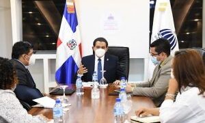 Ministerio Salud Pública garantiza plazas a médicos COVID