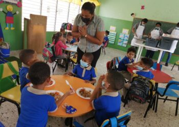 Educación inicia  Jornada Escolar Extendida con almuerzo escolar en todo el país