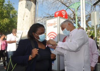 OMSA se suma a la lucha contra el cáncer de mama; reparte lazos rosas en parada de autobuses