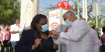 OMSA se suma a la lucha contra el cáncer de mama; reparte lazos rosas en parada de autobuses