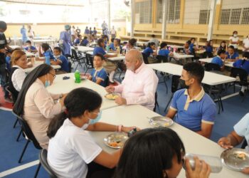 Ministro de Educación comparte almuerzo con estudiantes  Centro Educativo