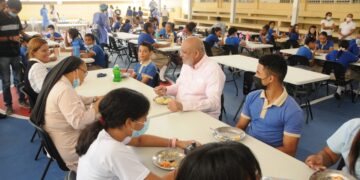 Ministro de Educación comparte almuerzo con estudiantes  Centro Educativo