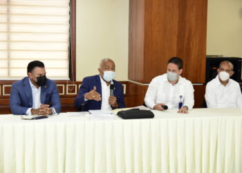 Comisión de Hacienda recibe a ministro de Vivienda y a director de Fiduciaria Banreservas