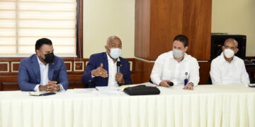 Comisión de Hacienda recibe a ministro de Vivienda y a director de Fiduciaria Banreservas