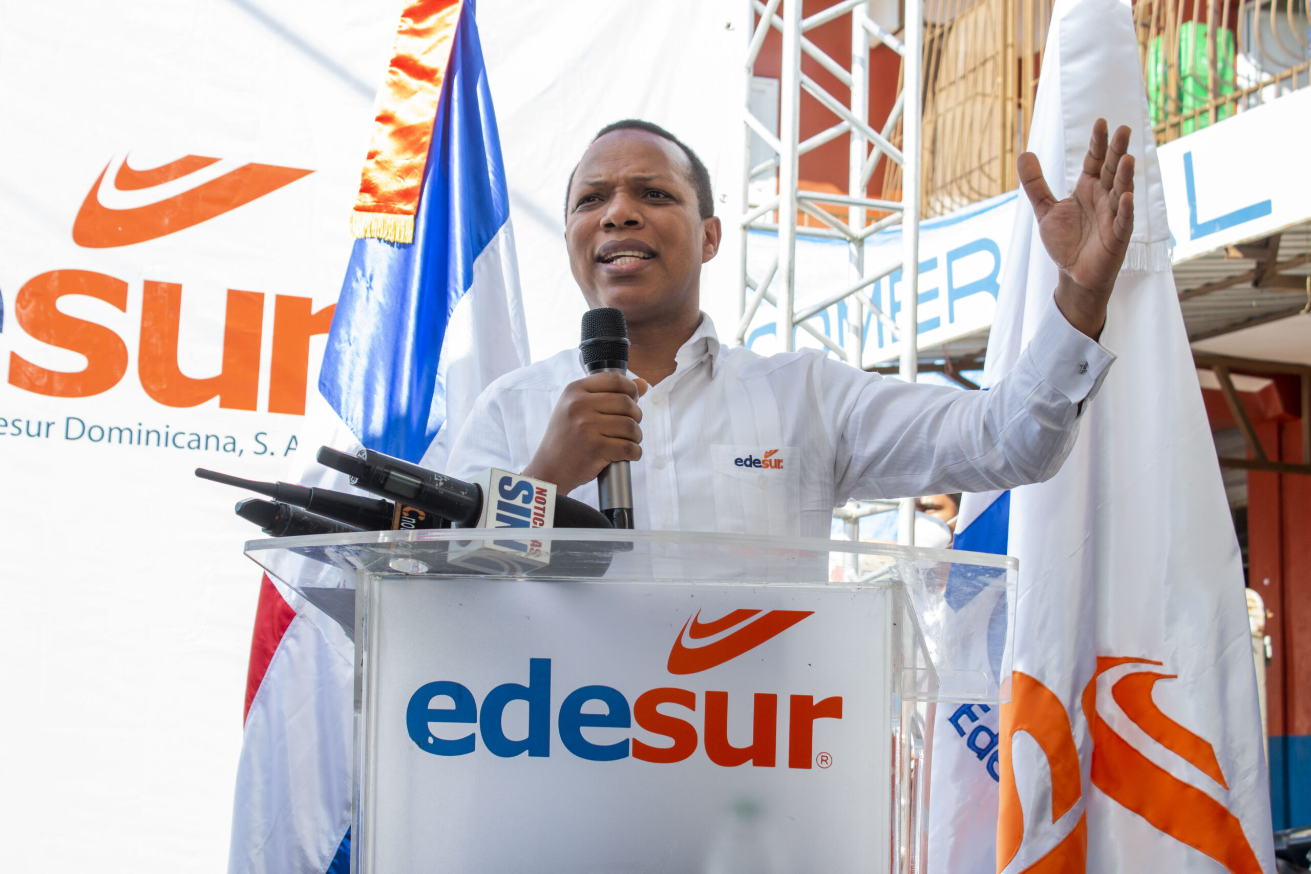 Tras 12 años de espera, Edesur ilumina y electrifica mercado municipal de San Juan de la Maguana