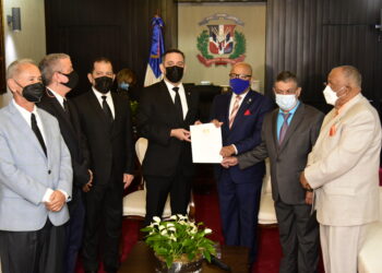 Alfredo Pacheco recibe propuesta de ley de uso de medios digitales en el Poder Judicial