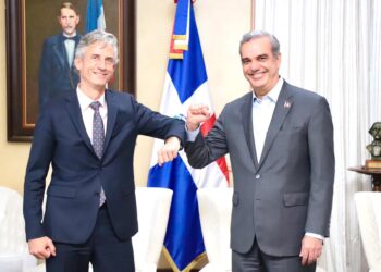 Presidente Abinader recibe al vicepresidente del Banco Mundial Carlos Felipe Jaramillo