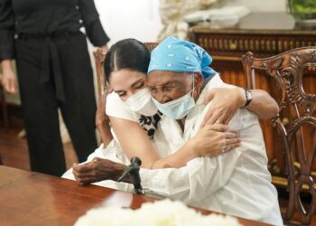 Primera dama entrega vivienda  amueblada a  envejeciente de  111 años