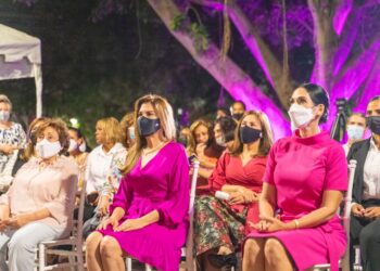 Palacio Consistorial se ilumina de rosa para crear conciencia sobre Cáncer de Mama