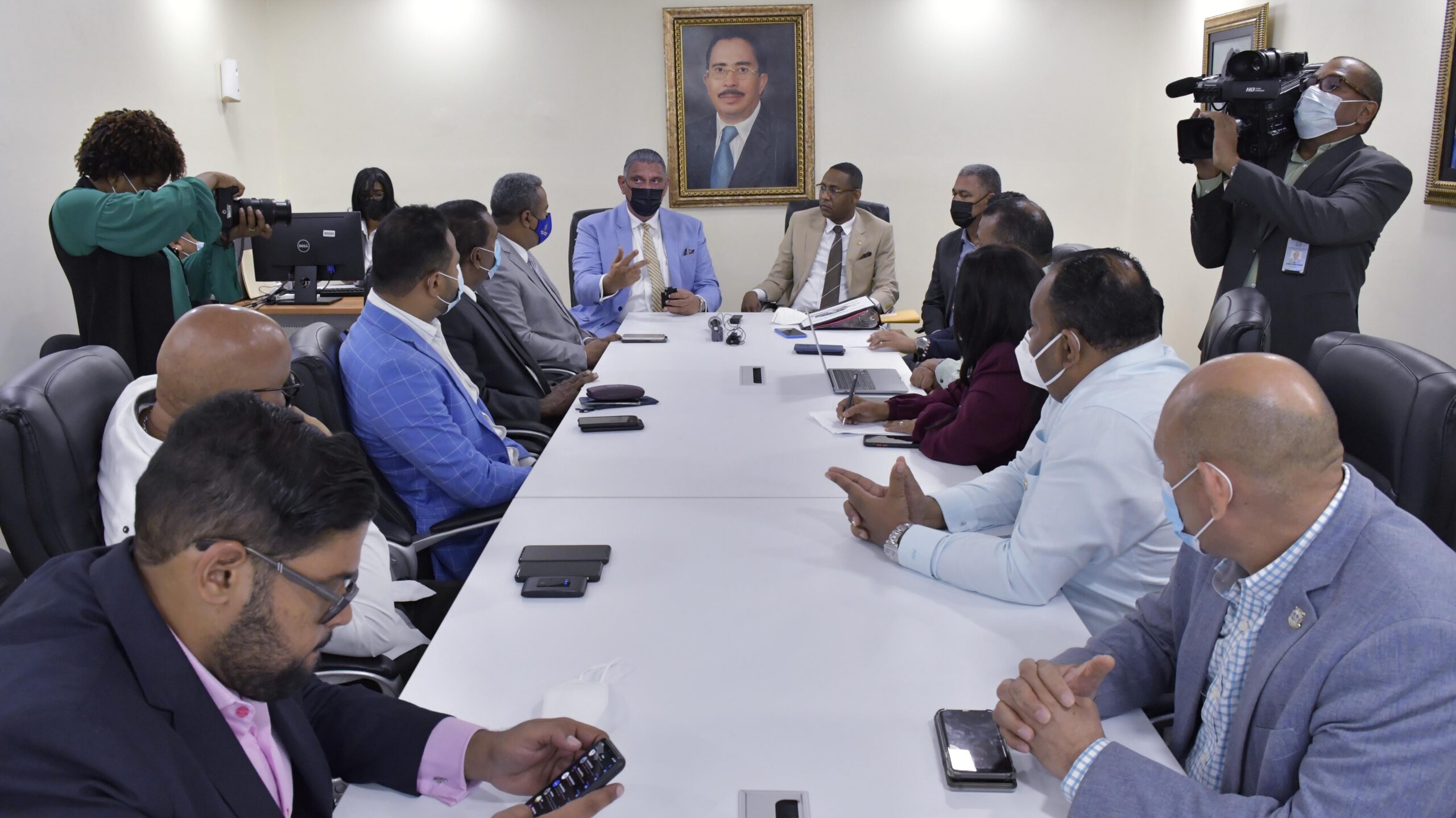 Ministro buscará consenso para que agentes PN entreguen arma concluido el servicio