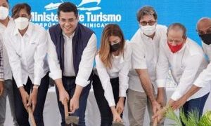 Ministro de Turismo deja iniciado trabajos en Playa Macao con una inversión de 53 millones de pesos