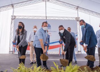 Paliza y Camacho dan primer palazo para construcción de un polideportivo y centro comunal en Villa la Mata