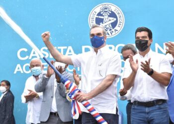 Luis Abinader y el director ejecutivo del INAPA dejaron habilitado el acueducto del municipio Quisqueya, San Pedro de Macorís