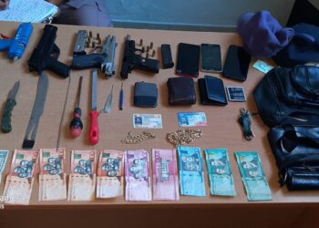 Policía apresa tres hombres y una mujer a los que ocupa armas de fuego y herramientas para abrir cerraduras