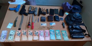 Policía apresa tres hombres y una mujer a los que ocupa armas de fuego y herramientas para abrir cerraduras
