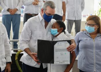 Abinader entrega en Azua 650 títulos de Propiedad