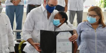 Abinader entrega en Azua 650 títulos de Propiedad