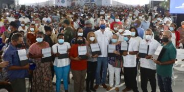 Presidente Abinader entrega más de 3 mil certificados en Hato del Yaque, Santiago
